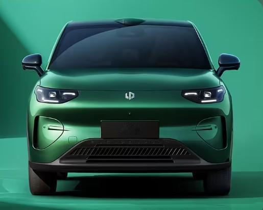 零跑A10在本届广州车展迎来首秀！颜值：新车外观采用“微笑”灯语设计，前后大灯