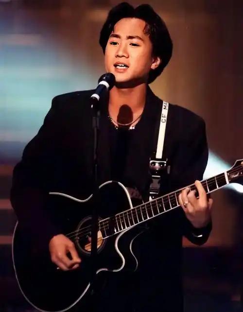现在的00后，大概不会懂黄家驹为什么能封神至今。他走了整整33年，可每年六月