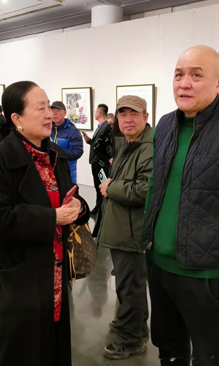 大明星张金玲，现在已经是一位画家了。师从著名画家娄师白，举办过个人画展，最近和