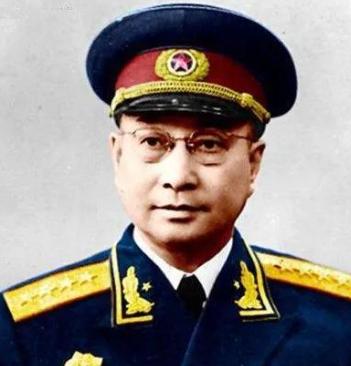1950年，陈赓的第一个女儿出生的时候，一个女兵走来瞅了一眼说道：“司令员，你女