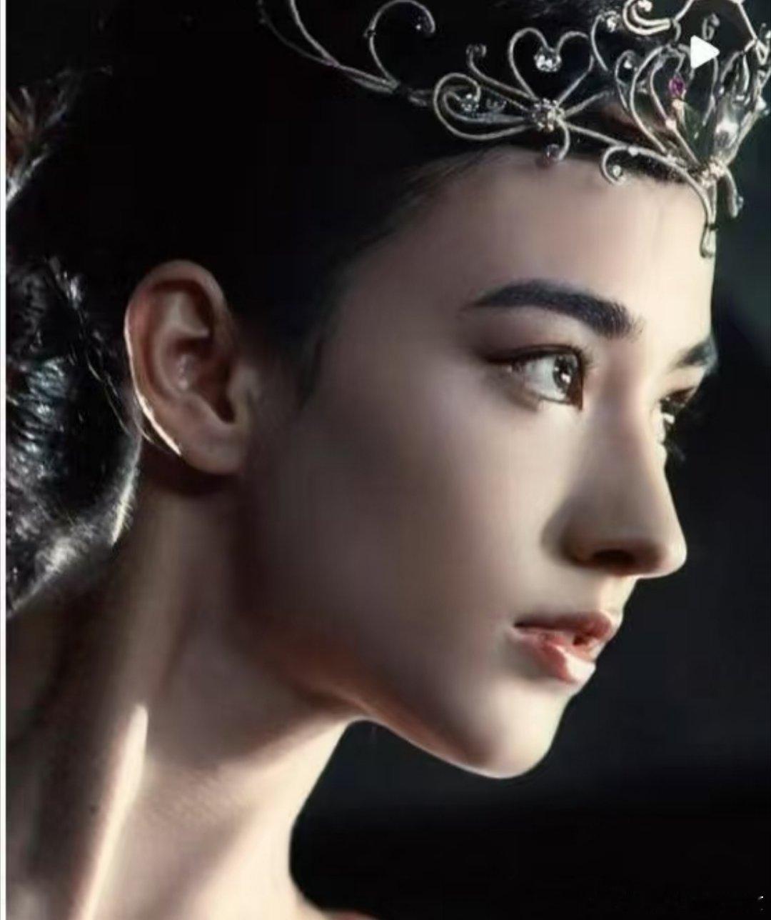 李宛妲这个鼻子李婉妲这种鼻子是真实存在的，她是混血，这还好理解。魏哲鸣，闫桉这两