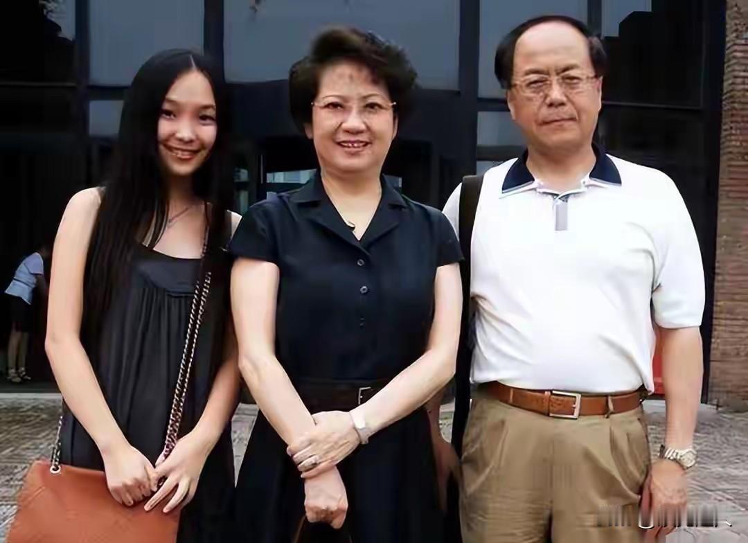 提起京剧名家李维康，大家想到的都是她在舞台上的光彩。但说起她的女儿，可能很多人都