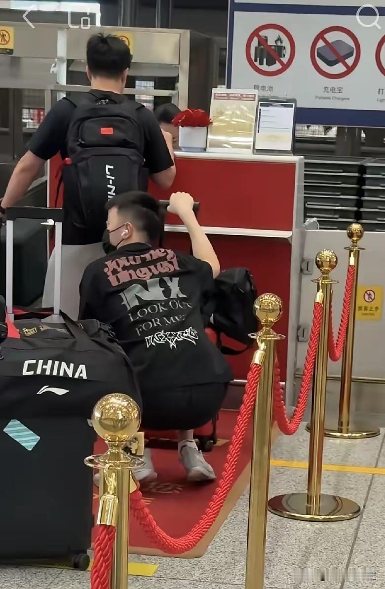 昨天刚打完乒超联赛，今天看到温瑞博、陈垣宇、向鹏赶往日本，开始打横滨冠军赛！
