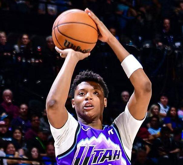爵士队：强扭的瓜也可以很甜。2025年NBA选秀，76人用4号签选了后卫埃奇库