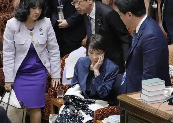 日本首相高市早苗被迫改变强硬立场！7月7日，那个天天对中国拍桌子放狠话的高市
