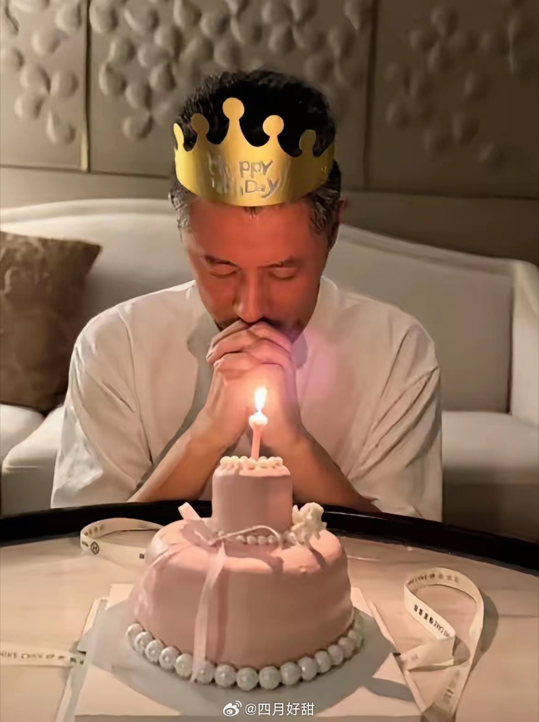 任重孙骁骁北京餐厅首次公开同框，牵手离场超自然。46岁任重戴黑鸭舌帽，两鬓白头发