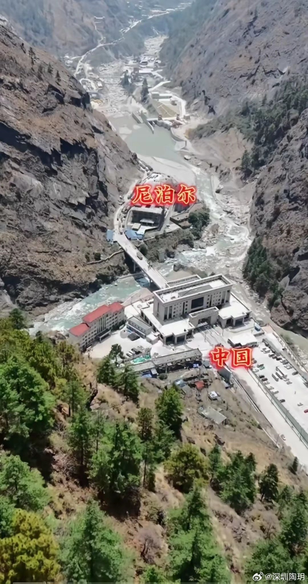 中国和尼泊尔（吉隆口岸）一河相隔​​​