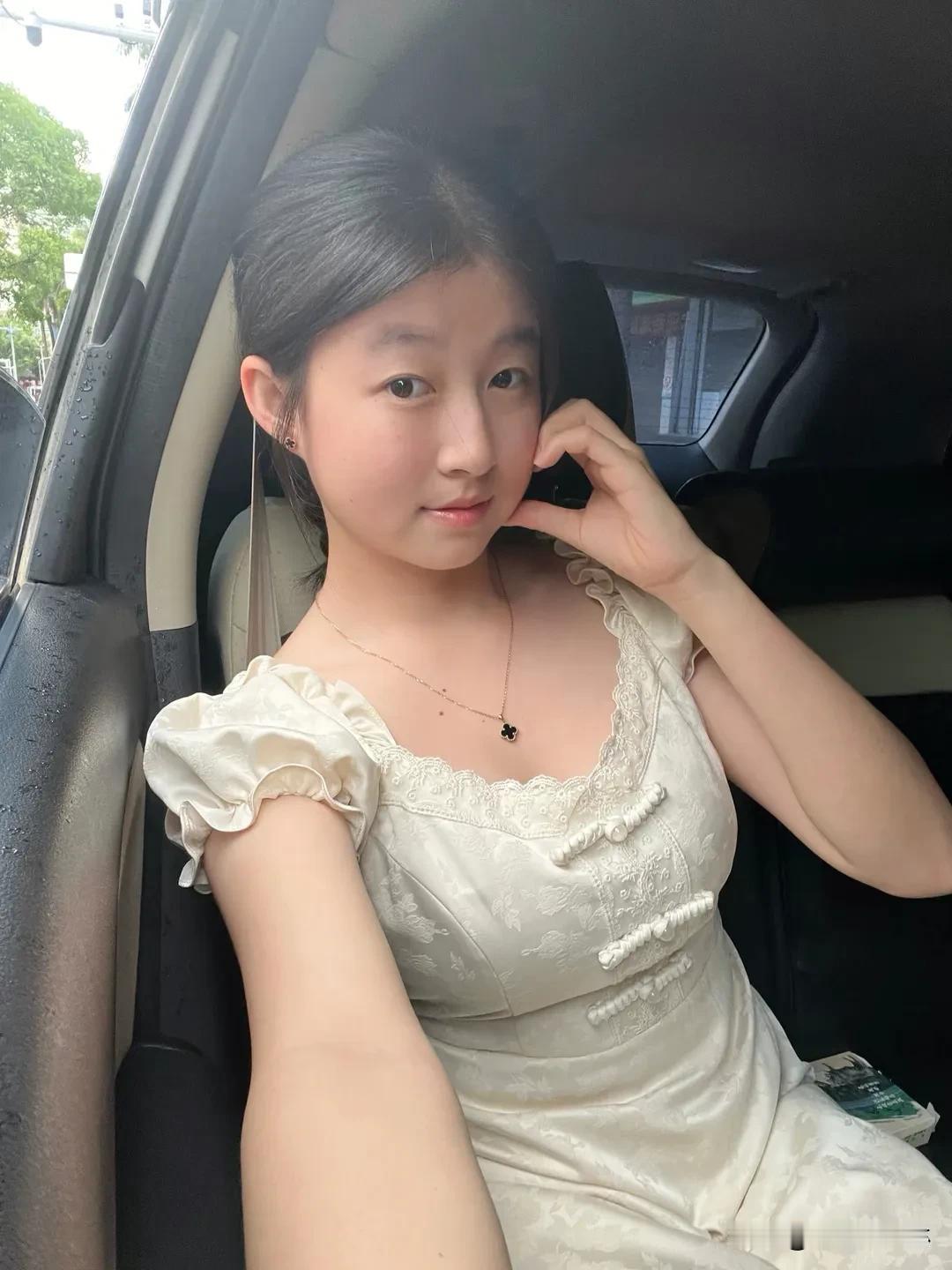 少女的镜头里，藏着整个世界的温柔。每一张照片，都是写给时光的情书。