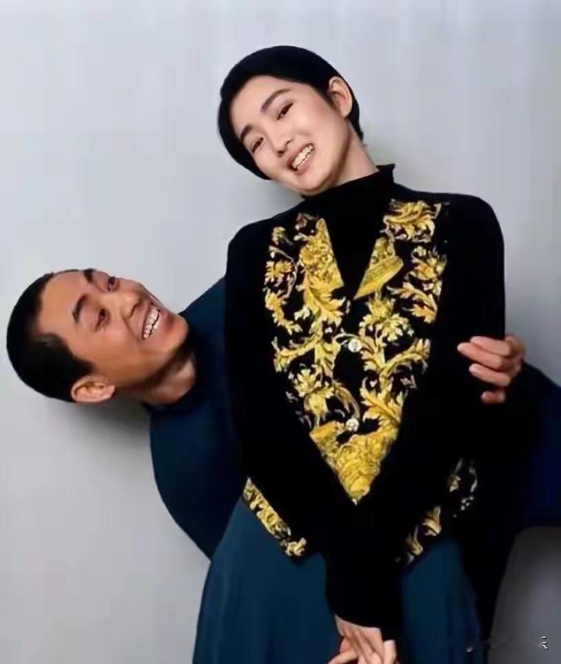 天啊！张艺谋和巩俐早年私藏合照曝光，一眼就沦陷！那眼神，那笑容，根本藏不住爱意！