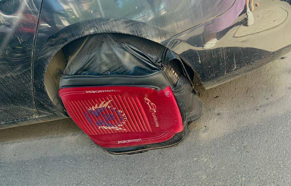 路边一辆落灰僵尸车，轮胎套上了汽车座椅套，这是什么脑洞操作！