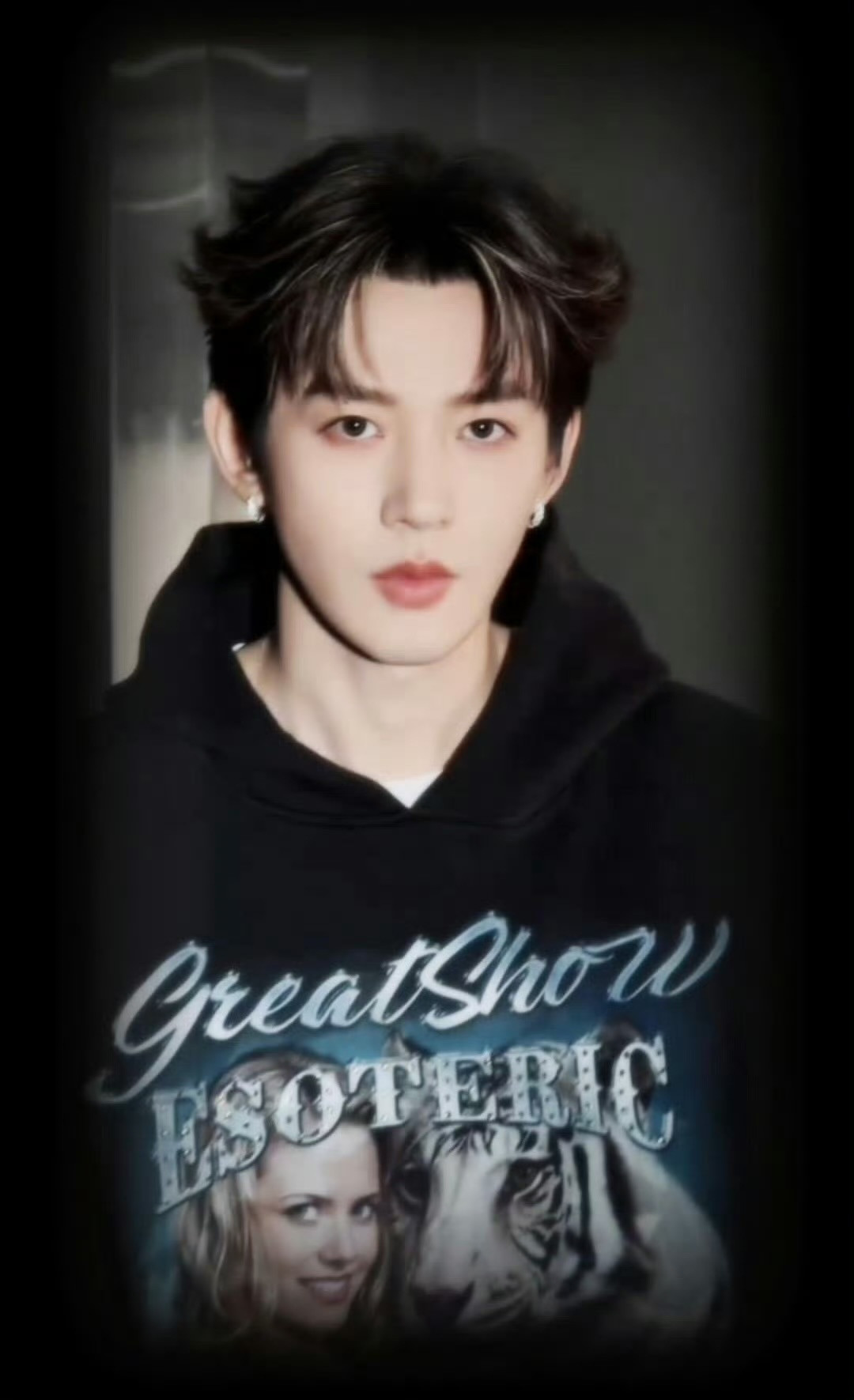 是啊，很伟大一张脸！每回看到邓为这样俊俏的脸庞都会停留驻足欣赏很久！古今皆宜！！