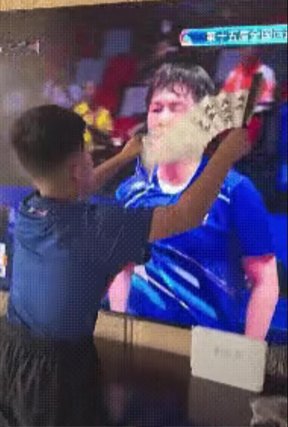 我估计大家做梦也想不到小胖icon能赢下比赛靠的不是他自己，反而靠的是屏幕外