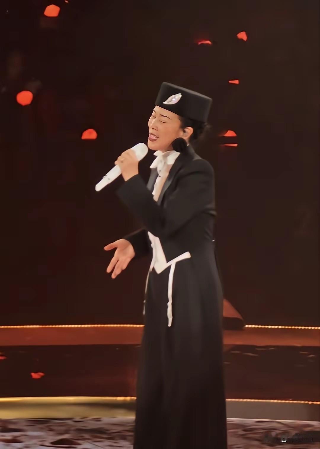 昨天的那英北京演唱会，网友说：怎么看，这身打扮怪怪的，像是从修道院出来的修女