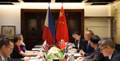 中国保持克制，派出代表跟菲律宾谈判，不要将矛盾再度升级。 现在的菲律宾越来越