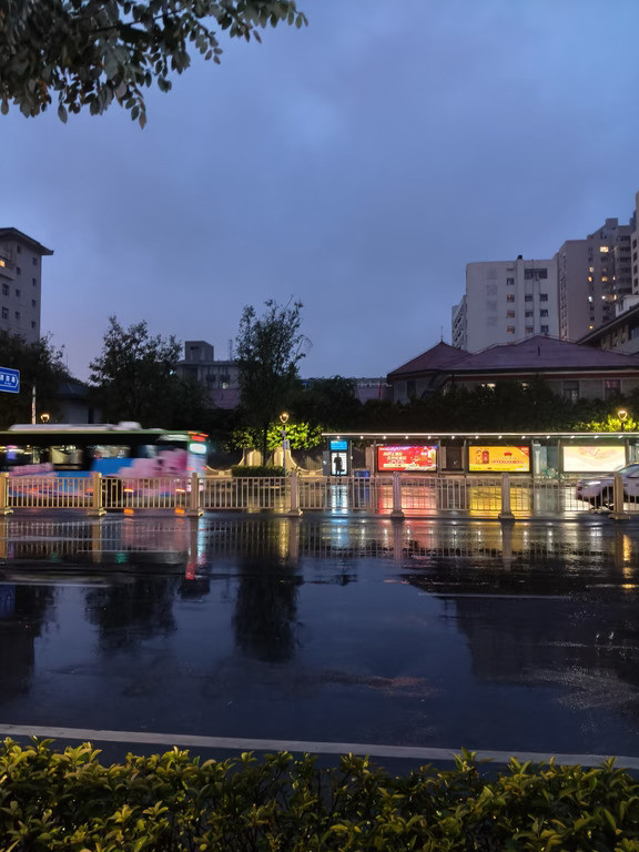 深圳东西全长81.4公里，南北宽最短处10.8公里，是一个面积狭长的城市。若是东南起于大鹏半岛，西北