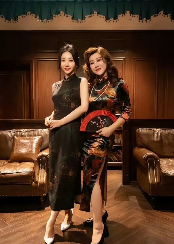 穿旗袍，上海女人是有天赋的！范湉湉和柳岩，胖一点的范湉湉有股子韵味在！