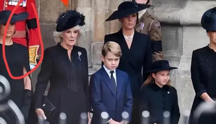 梅根或许在此时，意识到了地位的悬殊，为何？在英女王的葬礼上，梅根那是难得的得到