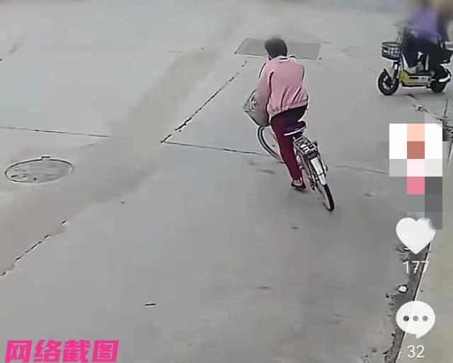 江西萍乡有女子自己在路上骑车，不知何原因突然摔倒，但遇到好心的男子上前把她扶起，