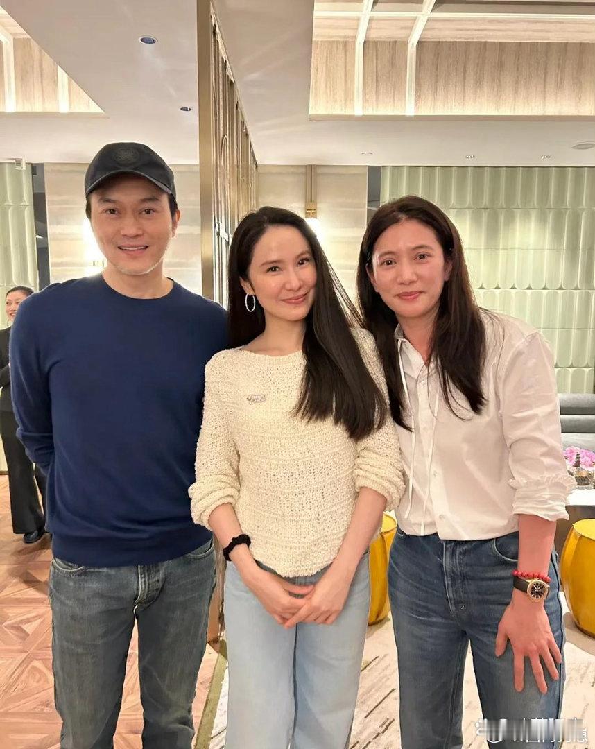 张智霖袁咏仪香港相聚享海鲜大餐，夫妻二人状态绝佳，丝毫不见岁月痕迹，保养实力满分