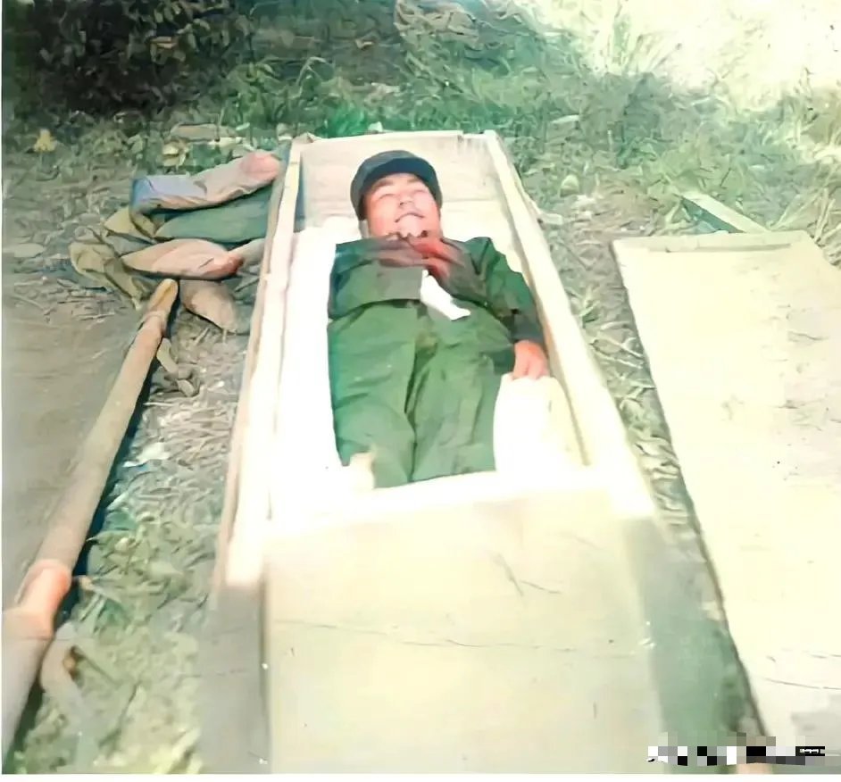 这是李光华烈士的照片，拍摄于1979年对越自卫反击战期间。残缺的右臂，是他攻打2