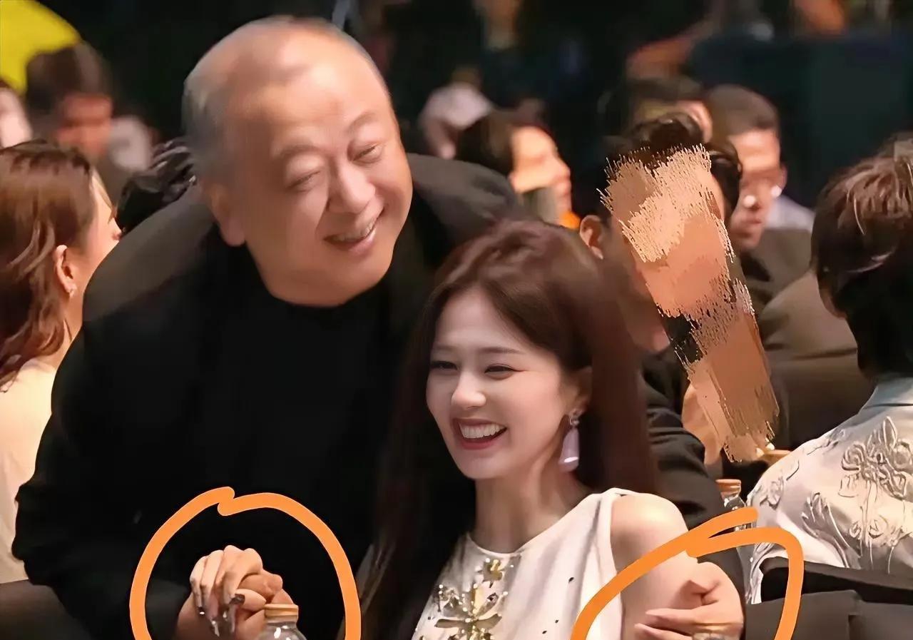 这下误会大了！我还疑惑这是谁呀，对我们大美女白鹿又搂又抱的，还让白鹿笑的这么开