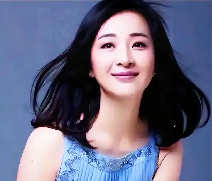 张嘉译前妻杜珺，在西安过着最普通的日子。没结婚，没孩子，不演戏。早市买菜，路边吃