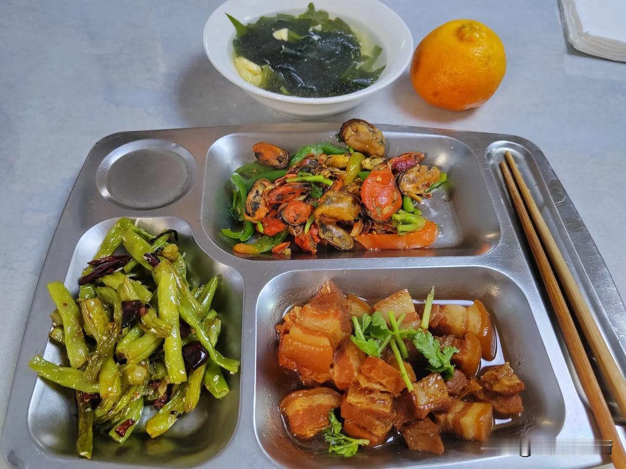 以前从来没有注意过，今天下午让我长见识了，晚餐做了红烧肉，青椒炒海虹，干煸芸豆和