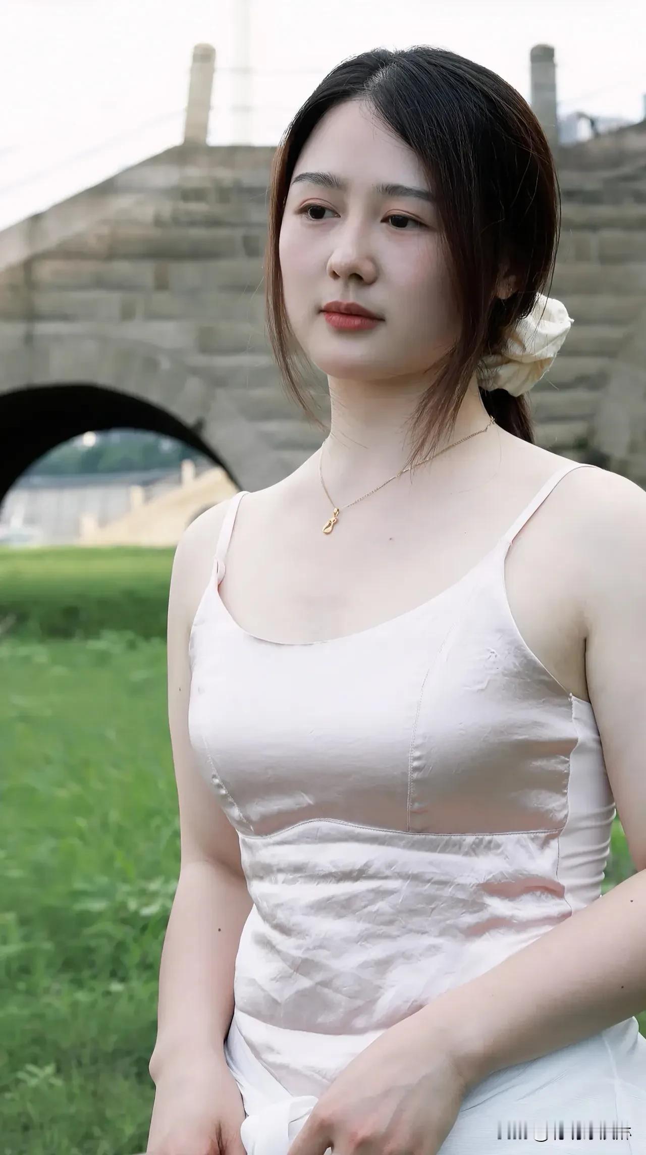 轻熟风才是王道岁月从不是负担，而是沉淀后的从容。知性穿搭，举手投足皆是风情
