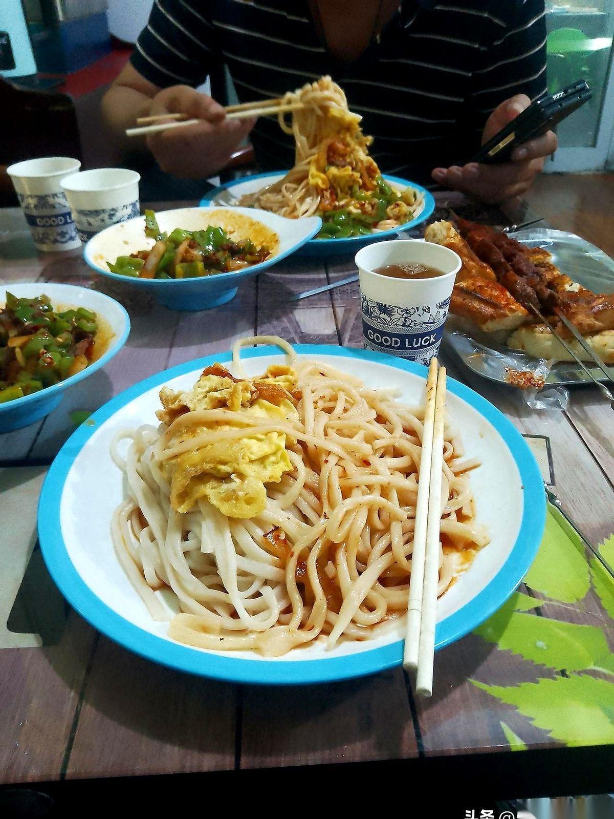 79块。一顿饭。在新疆，一个跑大车的司机，吃了一顿79块的晚饭。说真的，这
