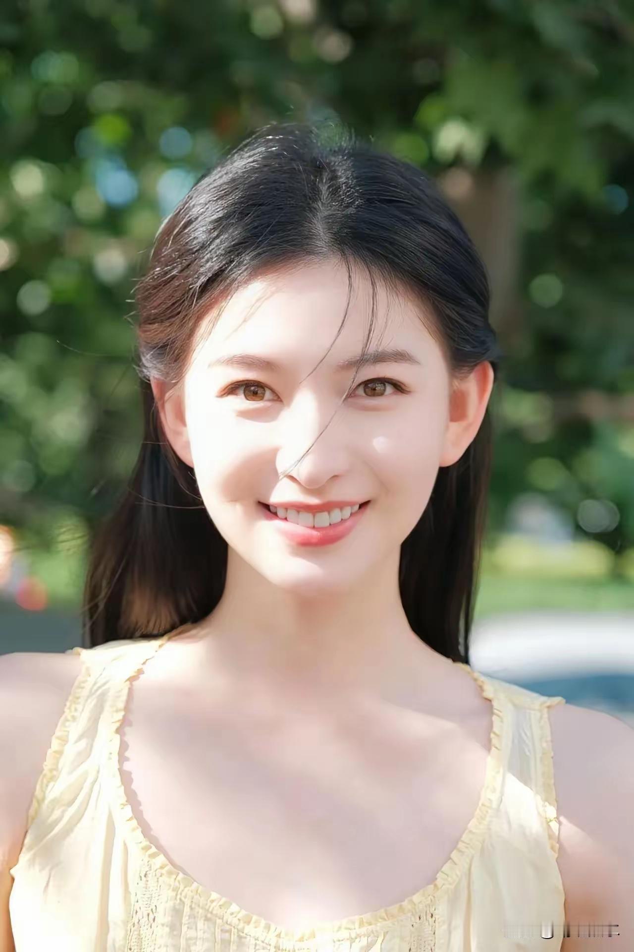 阳光明媚的午后，微笑的少女在绿意盎然的背景下，散发着青春的活力与甜美。