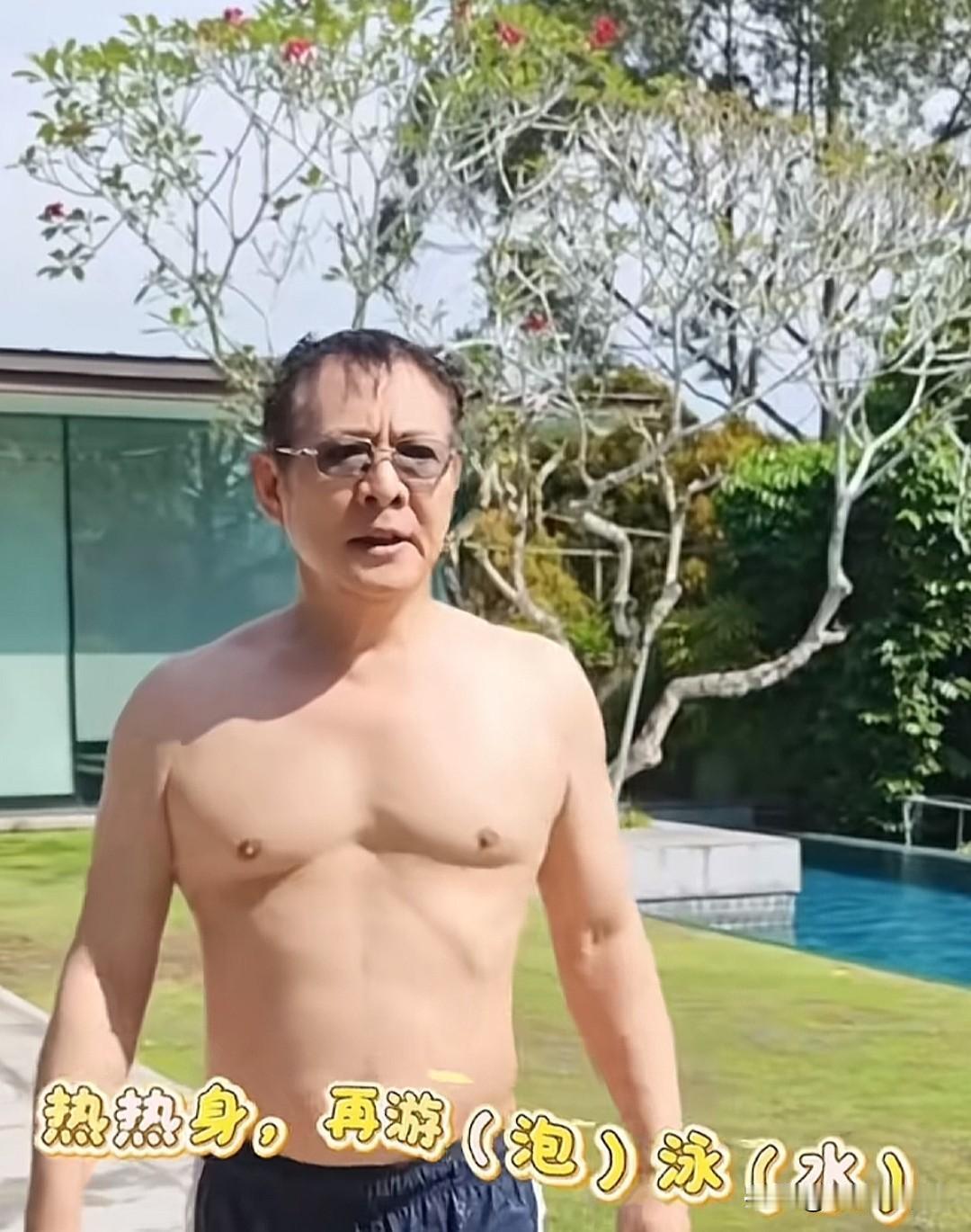 功夫皇帝李连杰竟被逼成这个样子？近日李连杰在自己社交平台晒出一段游泳的视频，明眼