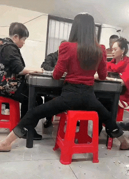 红衣女，打麻将还有小动作暗语吗，麻友们说说有吗[捂脸哭]