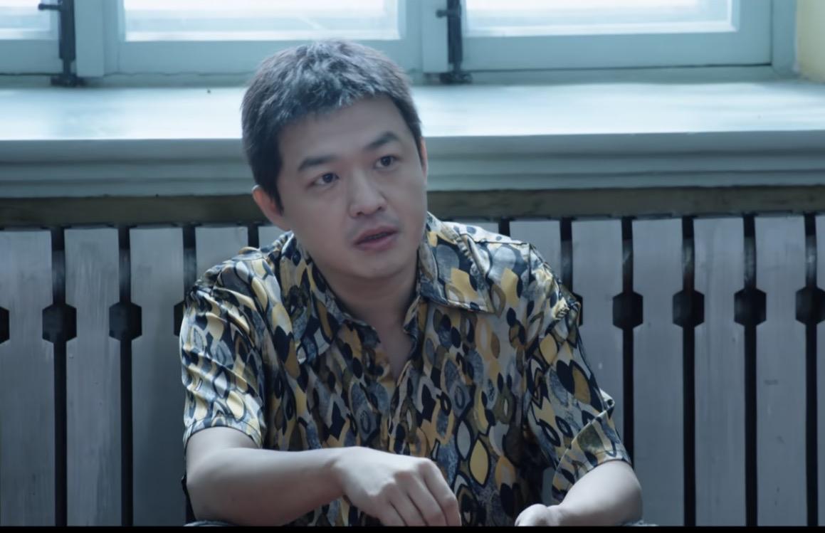 包贝尔还是有头发好看一些，比他光头的时候颜值提高了一大截。电影里的包贝尔虽然戴