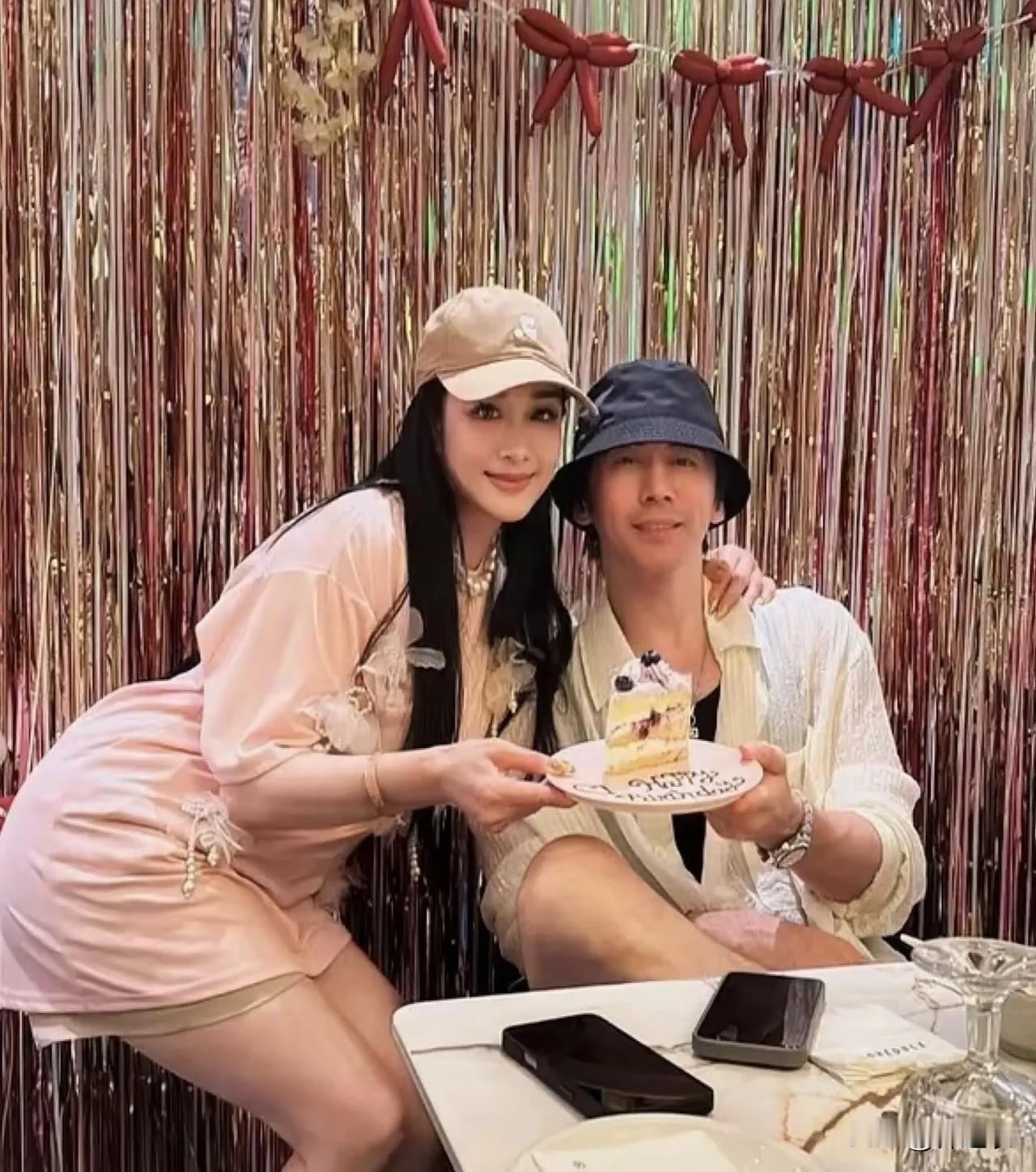 我一直觉得很奇怪，张伦硕和钟丽缇的年龄差和锋菲恋一样，怎么大家对锋菲都是爱情的祝