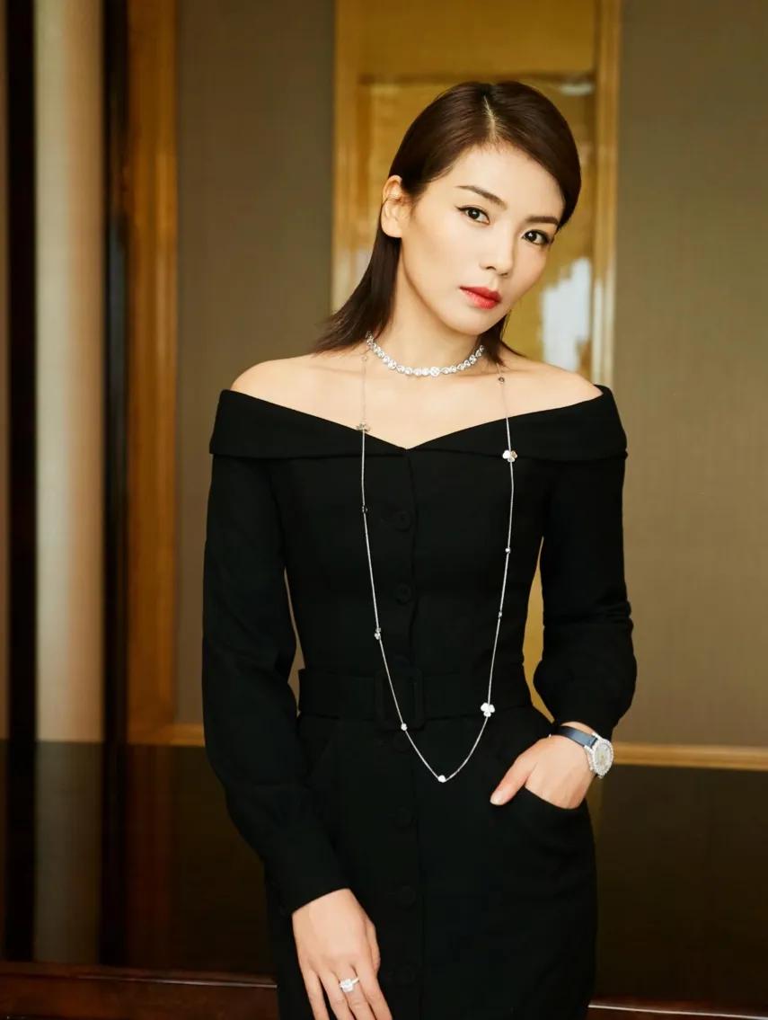 刘涛这一身黑裙杀疯了！又美又飒我直接看呆✨一字领设计露出精致锁骨，腰带掐出