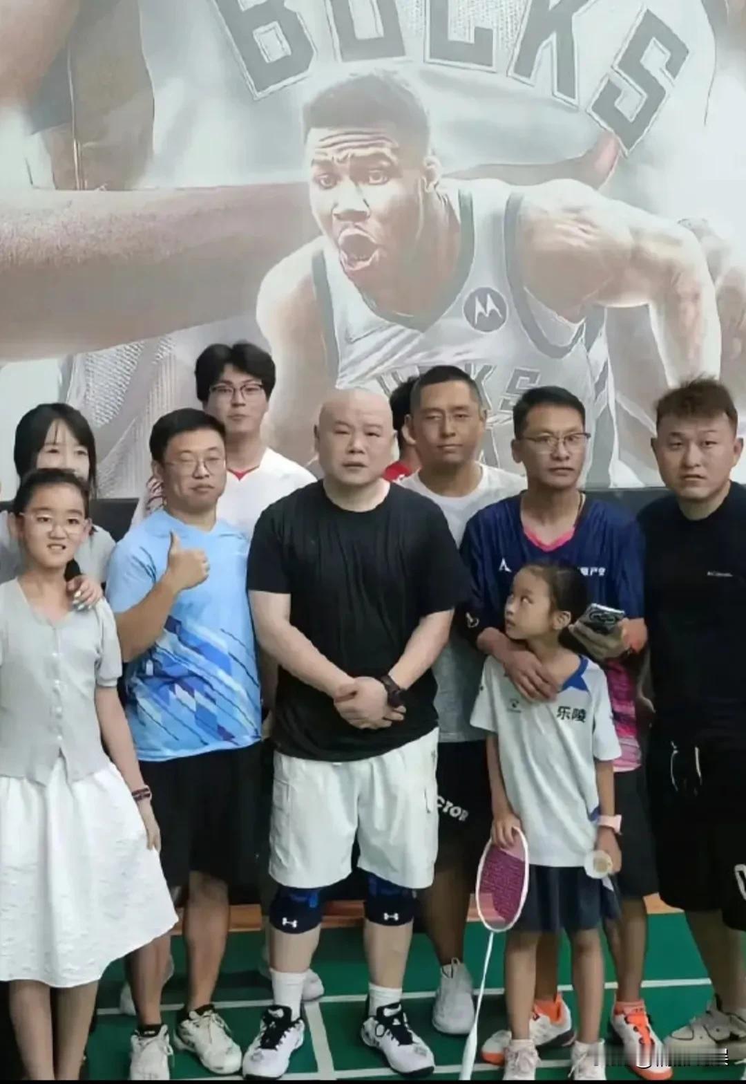 岳云鹏这头发是怎么回事，难道真的是富贵绝顶？岳云鹏和朋友现身球馆打羽毛球，原来