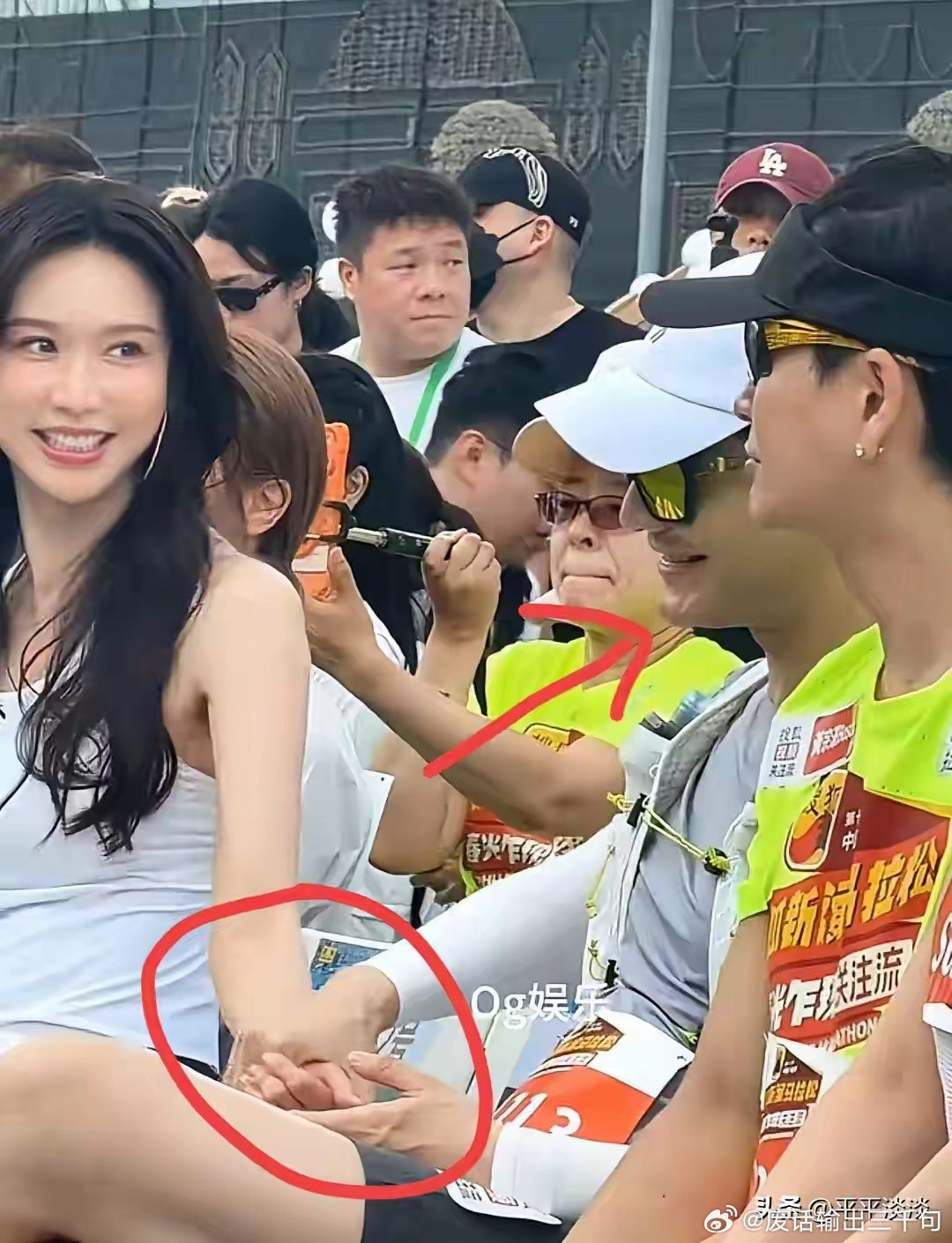 林志玲参加马拉松我忍了，黄晓明参加马拉松我也忍了，忍不了的是，黄晓明紧紧的握着林