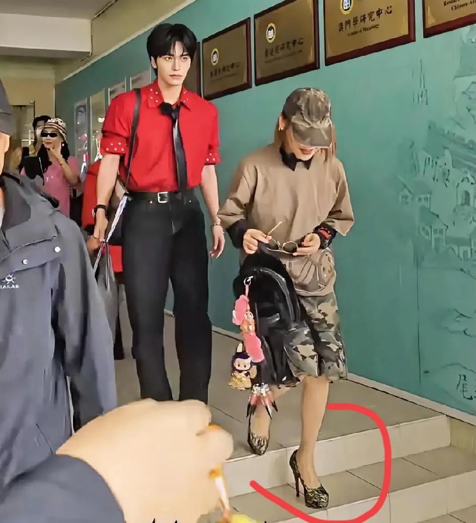 宁静每次一出场，我都是捏着大腿看的，我老公说，女生穿高跟鞋还是挺好看，我觉得，衣