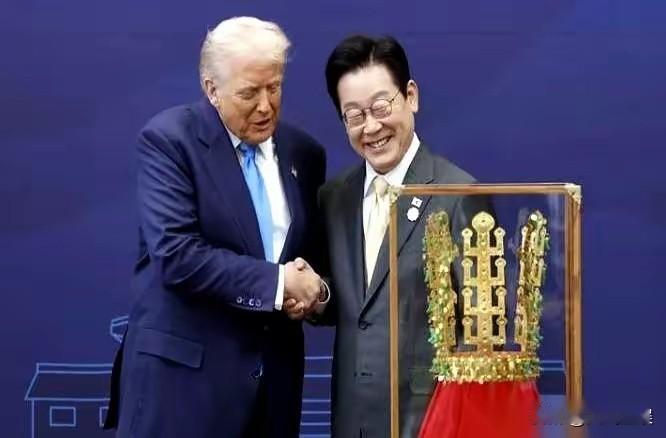 特朗普那边终于放话了，直接点名李在明。第一条，先谈钱：驻韩美军三万八千人，韩国