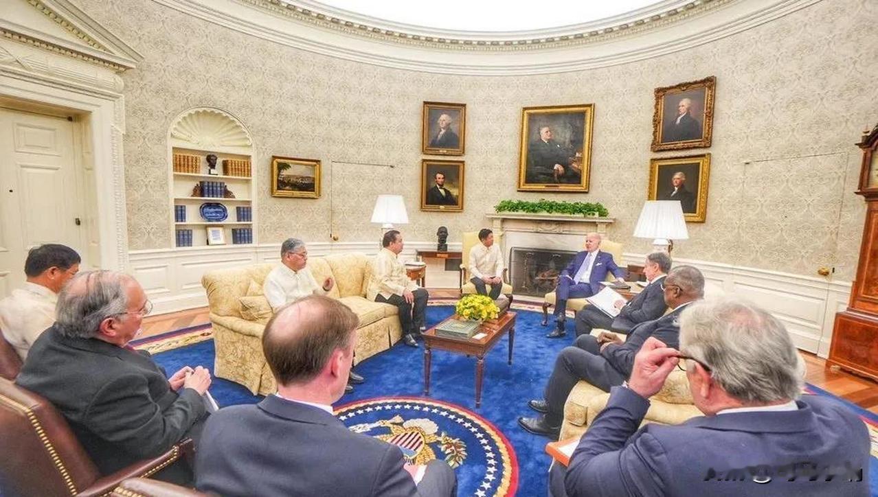 十几名菲律宾议员公然对着镜头指名道姓地痛骂中国大使。骂完之后，中国发出一张照会，