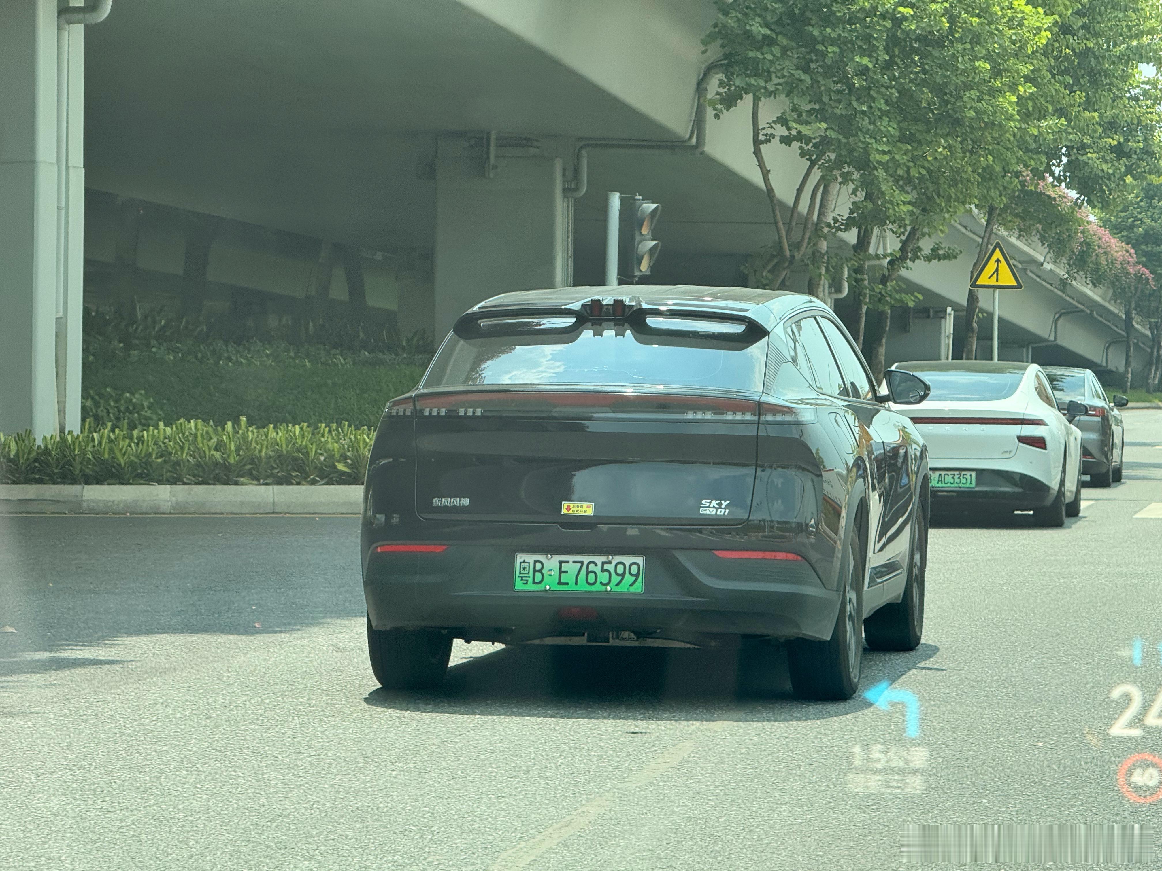 最近突然发现这个东风风神SKYEV01出现的频率超级高啊在路上经常能见到是有用