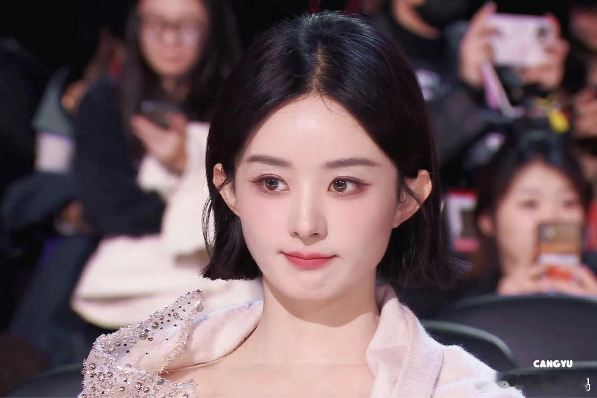 鹅厂今年靠着《许我耀眼》的热度，直接把赵露思推上了星光大赏的压轴位，红毯和内场都