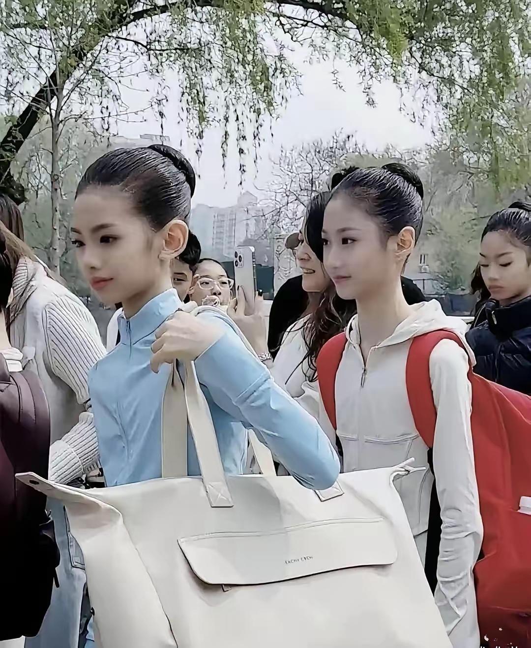 北戏招生﻿﻿现场，两个纯素颜的美女，颜值确实都是非常高。大家看看这是双胞胎吗？感