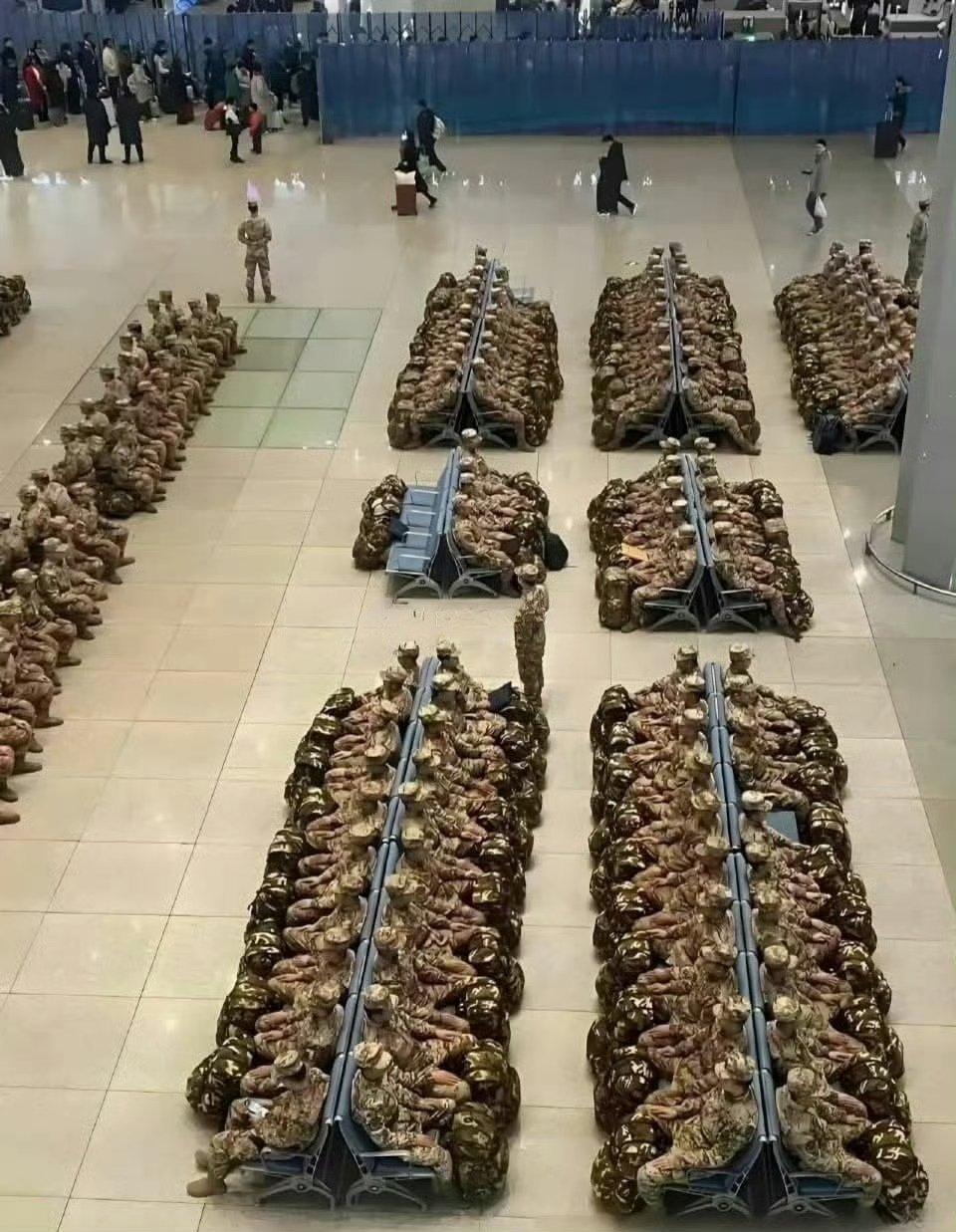 火爆外网的一张照片，外国网友：全世界只有中国解放军才能有这样的纪律性！这张照