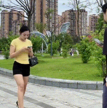 看手机走路不小心，迎面撞上美女，下秒竟趁机占便宜？