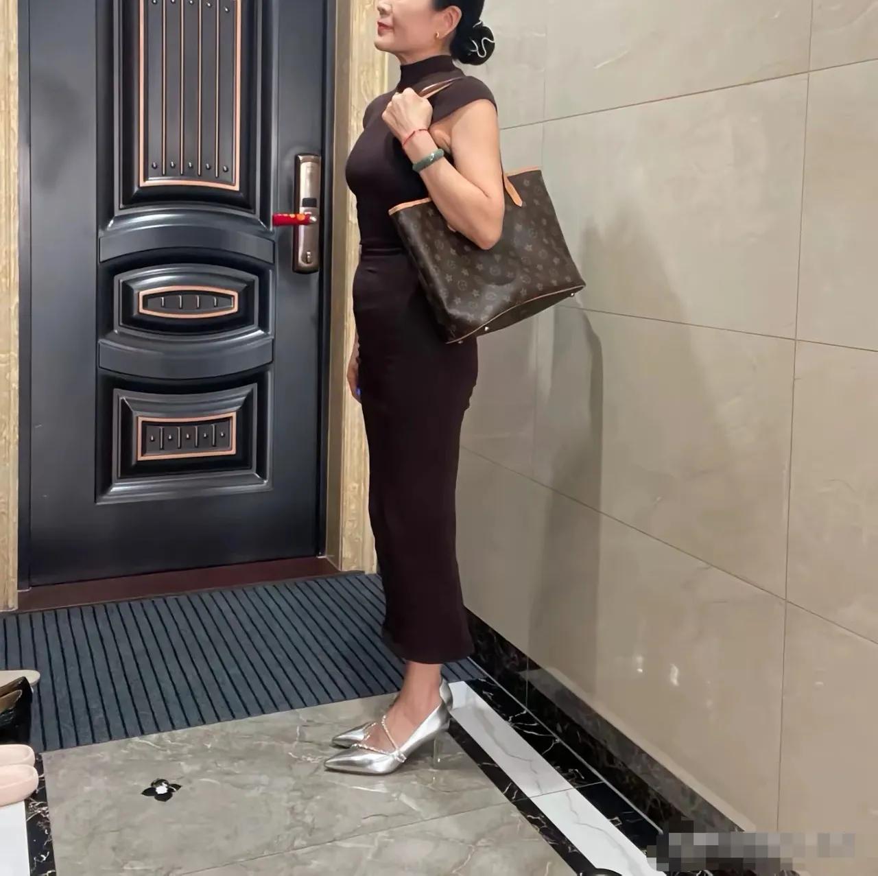 相亲的阿姨来了，长的太漂亮，身材太好了，感觉自己配不上，这样漂亮的阿姨能相中糟老