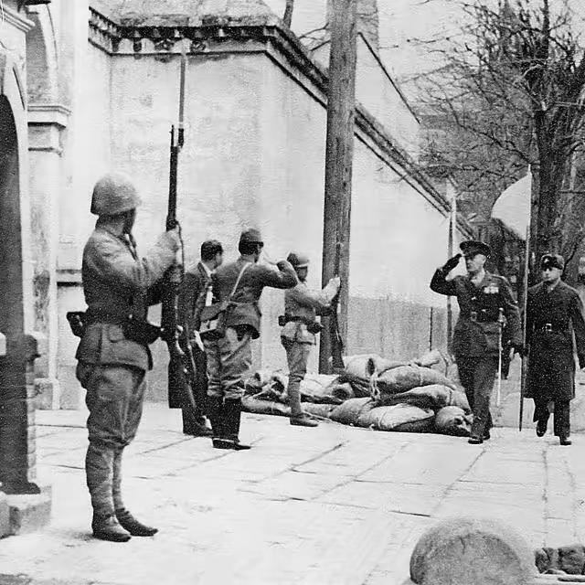 目睹阿什赫斯特上校一边行走一边行军礼，向日军投降的场景，让人内心犹如打翻了五味瓶