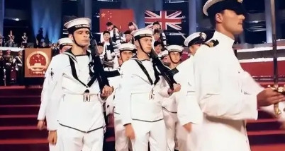 英国为啥对待香港不如马岛那么强硬呢？因为英军只有两个选择，要么按时间归还，要么当
