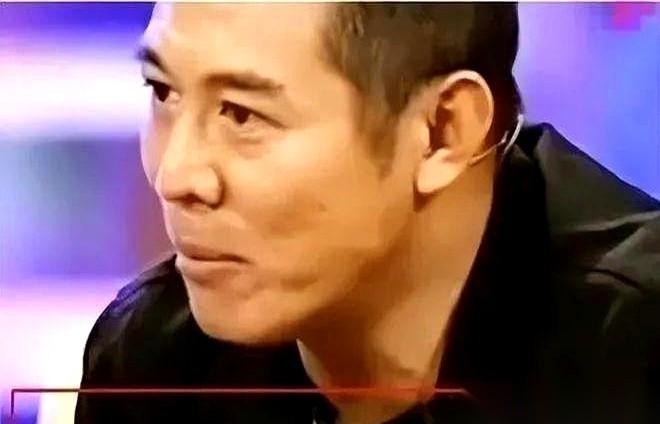 2007年，鲁豫在节目当中追问李连杰：“你爷爷是谁？”没成想李连杰停顿一