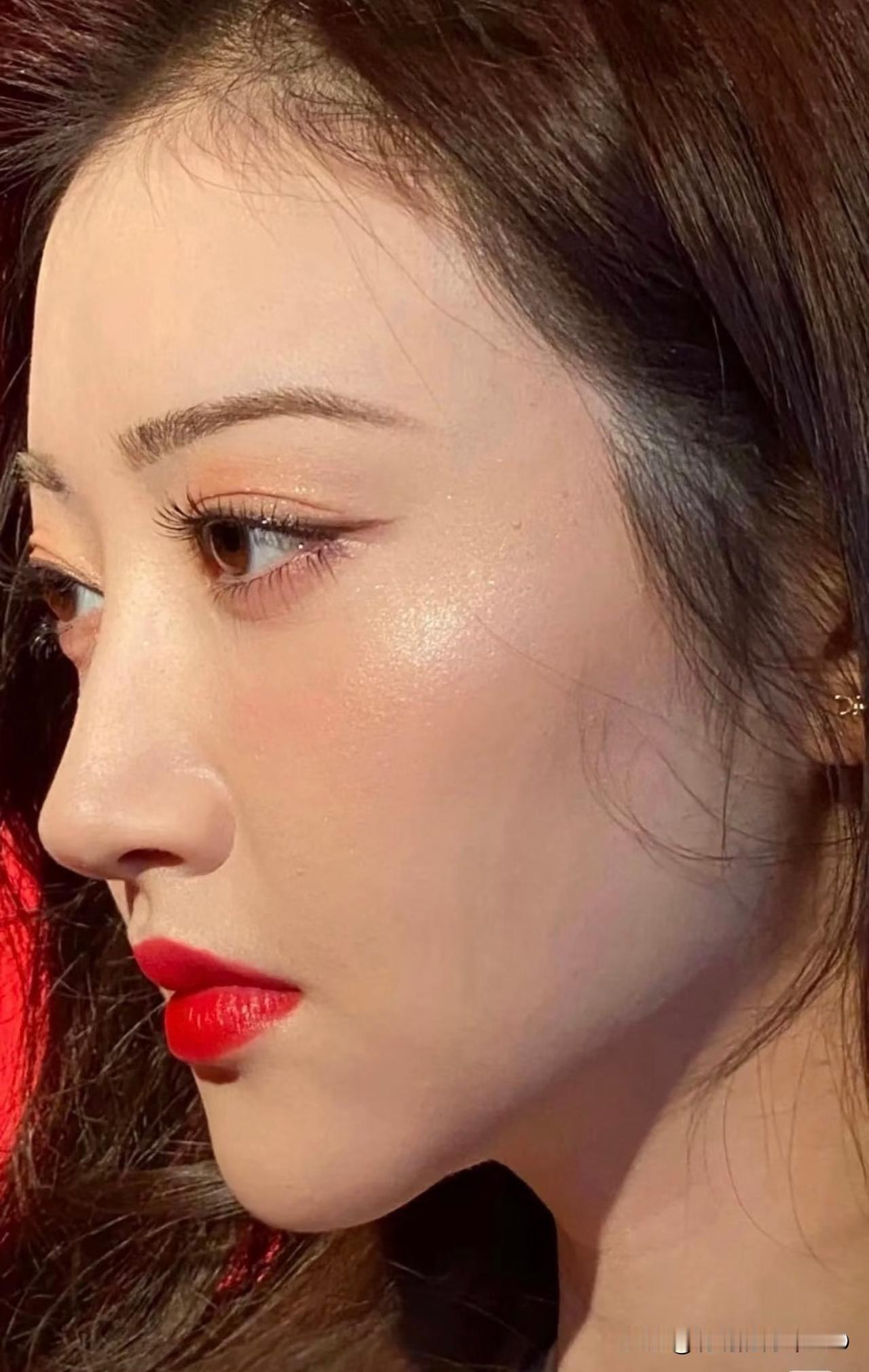 景甜高清侧脸杀太惊艳了，这皮肤细腻白皙，没有一点瑕疵，奶油光泽感，看不见一点毛孔